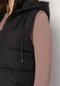 Born2be - Czarna Długa Kamizelka Bezrękawnik z Klasycznym Pikowaniem i Kapturem Shin. Typ kołnierza: golf. Kolor: czarny. Materiał: dzianina, jeans. Długość rękawa: bez rękawów. Długość: długie. Styl: klasyczny #4