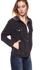 Wrangler - DAMSKA KURTKA JEANSOWA WRANGLER TRUCKER JACKET BACK TO BLACK W4070999S. Materiał: jeans. Wzór: aplikacja. Styl: klasyczny #6