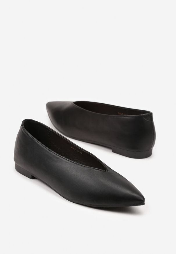 Renee - Czarne Balerinki Vices z Wkładką ze Skóry Naturalnej w Klasycznym Stylu Nalivee. Okazja: na co dzień. Kolor: czarny. Materiał: skóra. Styl: klasyczny