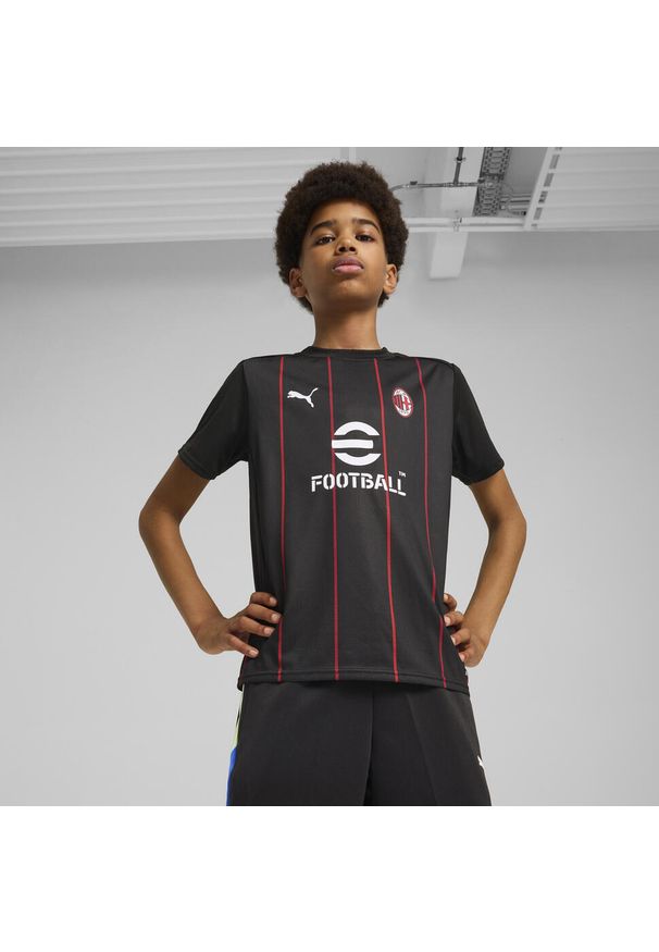 Puma - Młodzieżowa koszulka przedmeczowa AC Milan PUMA Black For All Time Red. Kolor: czerwony, wielokolorowy, czarny. Sport: piłka nożna