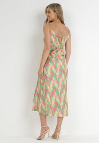 Born2be - Jasnozielona Satynowa Sukienka Stelon. Kolor: zielony. Materiał: satyna. Długość rękawa: na ramiączkach. Wzór: nadruk. Styl: klasyczny. Długość: maxi #5