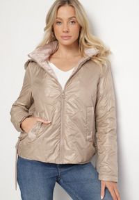 Born2be - Ciemnobeżowa Kurtka Pikowana z Odpinanym Kapturem i Ściągaczami po Bokach Nusarianis. Okazja: na co dzień, na spacer. Kolor: beżowy. Materiał: jeans. Długość rękawa: długi rękaw. Długość: długie. Styl: casual, elegancki #1