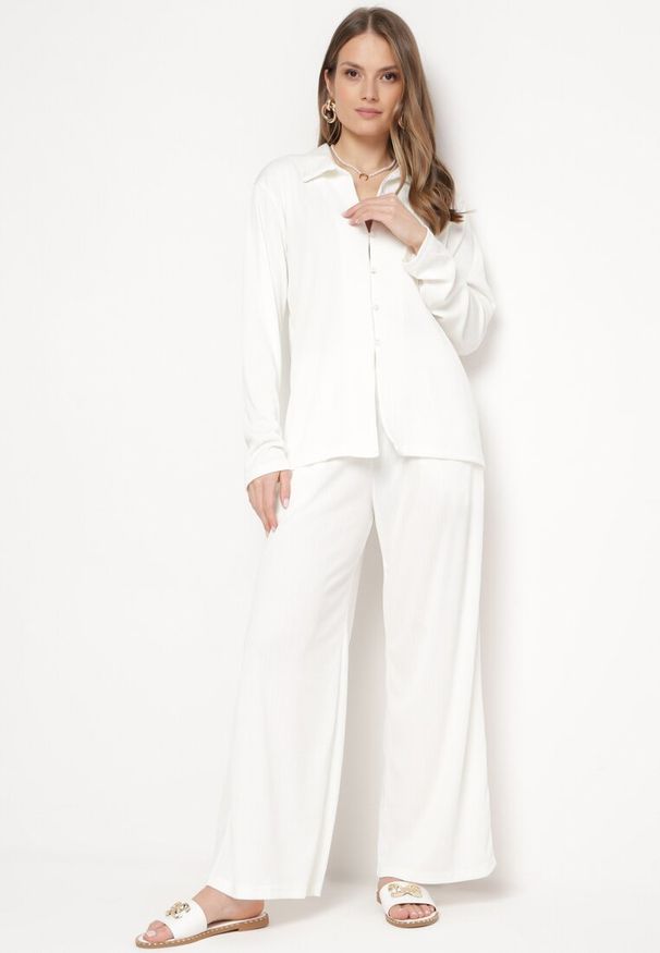 Born2be - Biały 2-częściowy Komplet z Koszulą i Szerokimi Spodniami Anscuro. Kolor: biały. Materiał: materiał