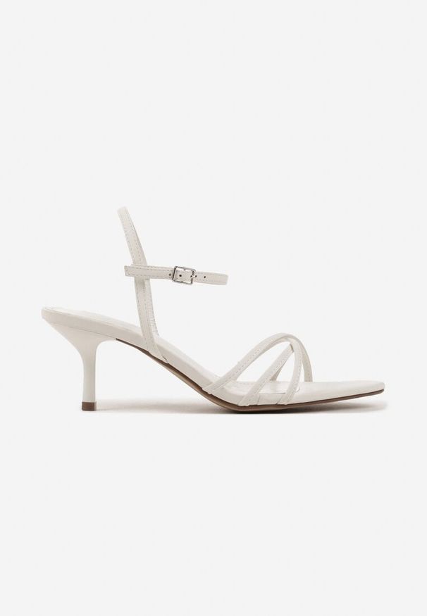 Born2be - Białe Sandały na Niskiej Szpilce z Przeplatanymi Paskami Setillia. Okazja: na co dzień. Zapięcie: pasek. Kolor: biały. Materiał: jeans. Styl: elegancki, casual