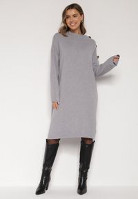 Born2be - Szara Sweterkowa Sukienka Pudełkowa Ozdobiona z Boku Guzikami Tustina. Okazja: na co dzień. Kolor: szary. Materiał: jeans. Wzór: aplikacja. Typ sukienki: proste. Styl: casual, elegancki #4