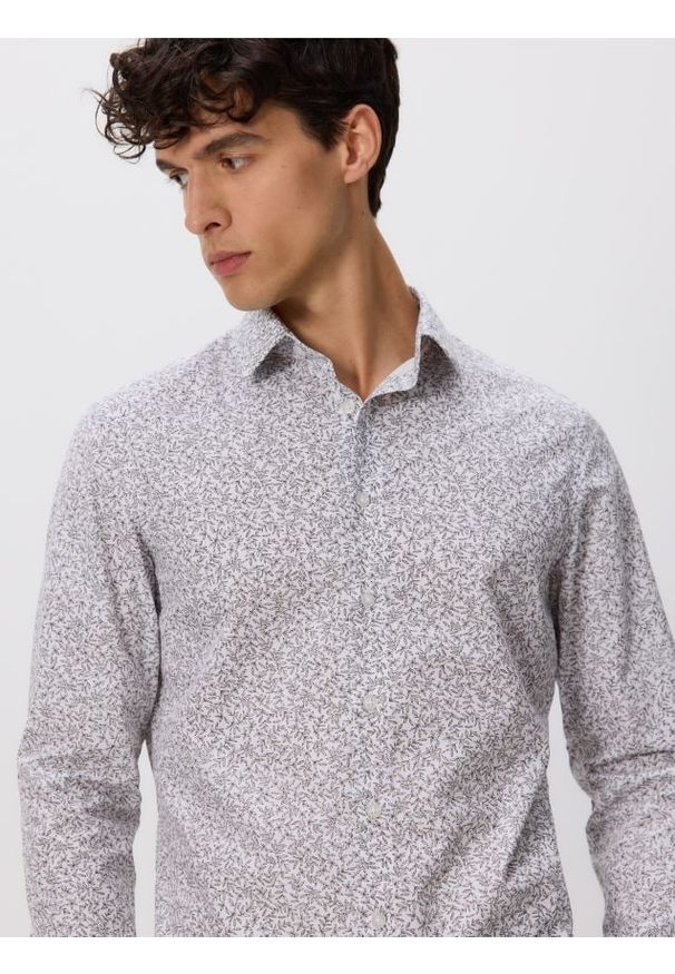 Reserved - Koszula slim fit w drobny wzór - brązowy. Kolor: brązowy. Materiał: tkanina, bawełna