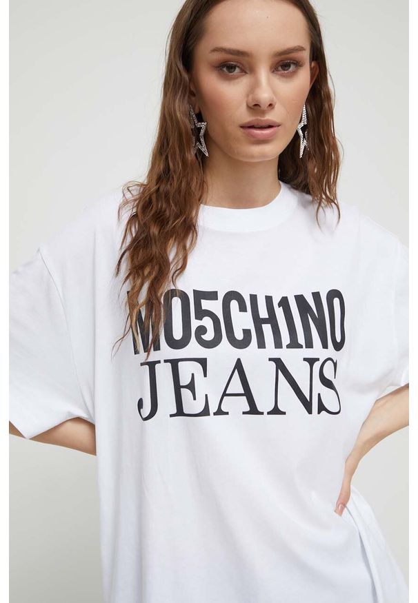 Moschino Jeans t-shirt bawełniany kolor biały. Kolor: biały. Materiał: bawełna. Długość rękawa: krótki rękaw. Długość: krótkie. Styl: klasyczny