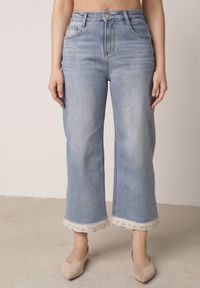 Born2be - Niebieskie Szerokie Jeansy Ozdobione na Dole Koronką Salioneth. Okazja: na co dzień. Stan: podwyższony. Kolor: niebieski. Wzór: aplikacja, koronka. Styl: casual, elegancki, klasyczny #7