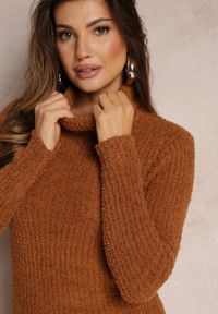 Renee - Brązowa Sweterkowa Sukienka Mini w Prążki z Wełną Klonxe. Typ kołnierza: golf. Kolor: brązowy. Materiał: wełna. Długość rękawa: długi rękaw. Wzór: prążki. Długość: mini #5