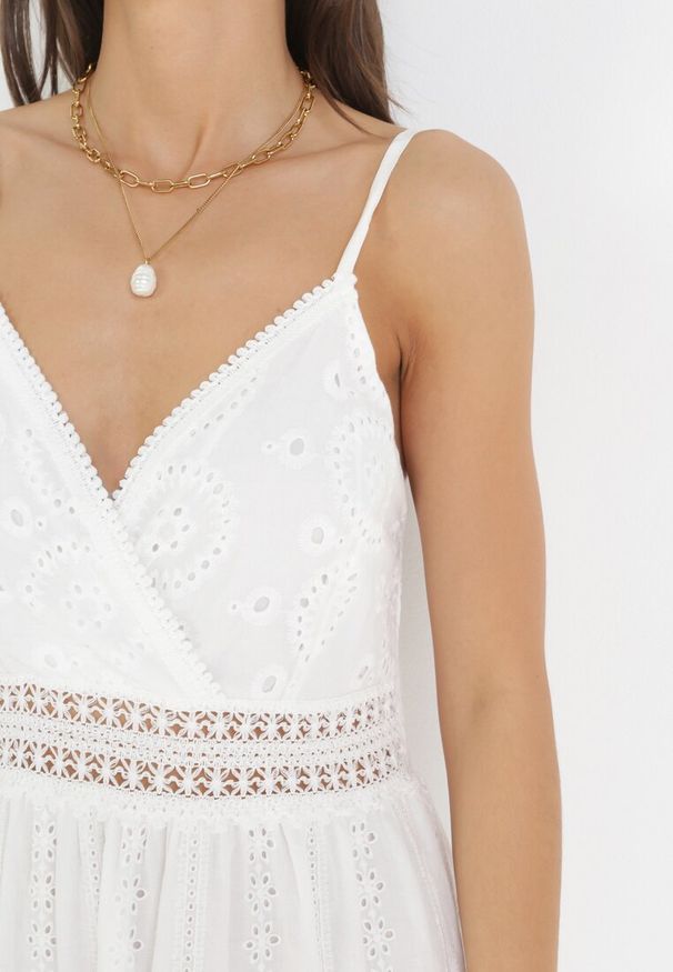 Born2be - Biała Sukienka Haftowana z Falbanką Heletha. Kolor: biały. Materiał: tkanina. Długość rękawa: na ramiączkach. Wzór: haft. Typ sukienki: kopertowe. Długość: midi