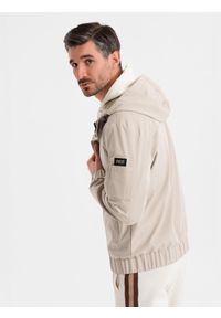 Ombre Clothing - Funkcjonalna męska kurtka przejściowa z kapturem – beżowa V3 - Rozmiar: M. Okazja: na co dzień. Typ kołnierza: kaptur. Kolor: beżowy. Materiał: tkanina, poliester, materiał. Wzór: gładki. Styl: casual #7