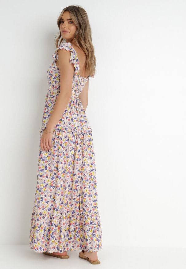 Born2be - Biało-Różowa Sukienka Maibe. Kolor: różowy. Materiał: tkanina. Długość rękawa: na ramiączkach. Wzór: nadruk, aplikacja, kwiaty. Sezon: wiosna, lato. Typ sukienki: trapezowe. Styl: boho. Długość: maxi