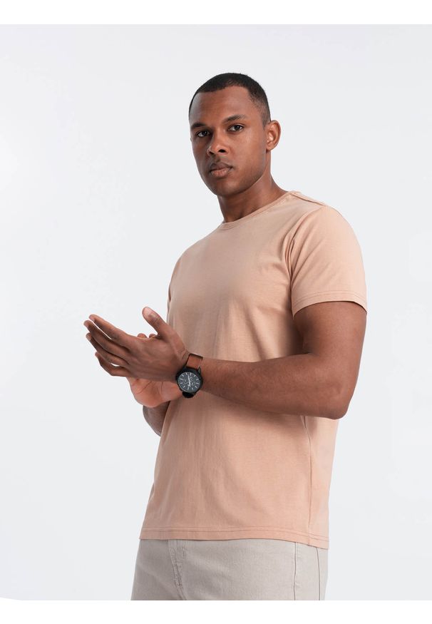 Ombre Clothing - Klasyczny T-shirt męski bawełniany BASIC - cielisty V9 OM-TSBS-0146 - XXL. Okazja: na co dzień. Kolor: beżowy. Materiał: bawełna. Styl: klasyczny