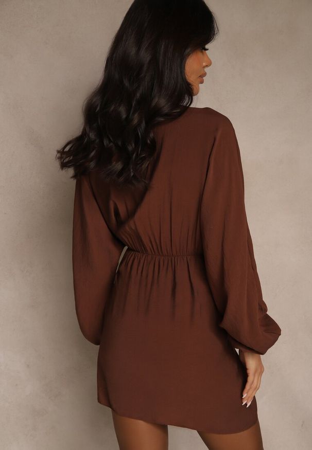 Renee - Brązowa Kopertowa Sukienka z Wiskozy z Bufiastymi Rękawami Wiązana w Talii Anevra. Okazja: na co dzień. Typ kołnierza: dekolt w serek. Kolor: brązowy. Materiał: wiskoza. Typ sukienki: kopertowe. Styl: casual