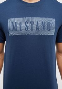 Mustang - MUSTANG PRINT TEE MĘSKI T-SHIRT KOSZULKA LOGO NADRUK DRESS BLUES 1014937 5334. Wzór: nadruk #6