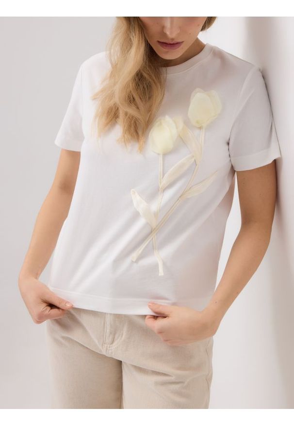 Reserved - T-shirt z aplikacją - biały. Kolor: biały. Materiał: dzianina, bawełna. Wzór: aplikacja. Styl: klasyczny