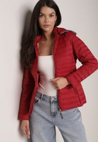 Born2be - Czerwona Pikowana Kurtka Przejściowa z Kapturem z Lamówką i Ściągaczami Zidara. Okazja: na spacer. Typ kołnierza: kaptur. Kolor: czerwony. Materiał: poliester, jeans, dresówka #1