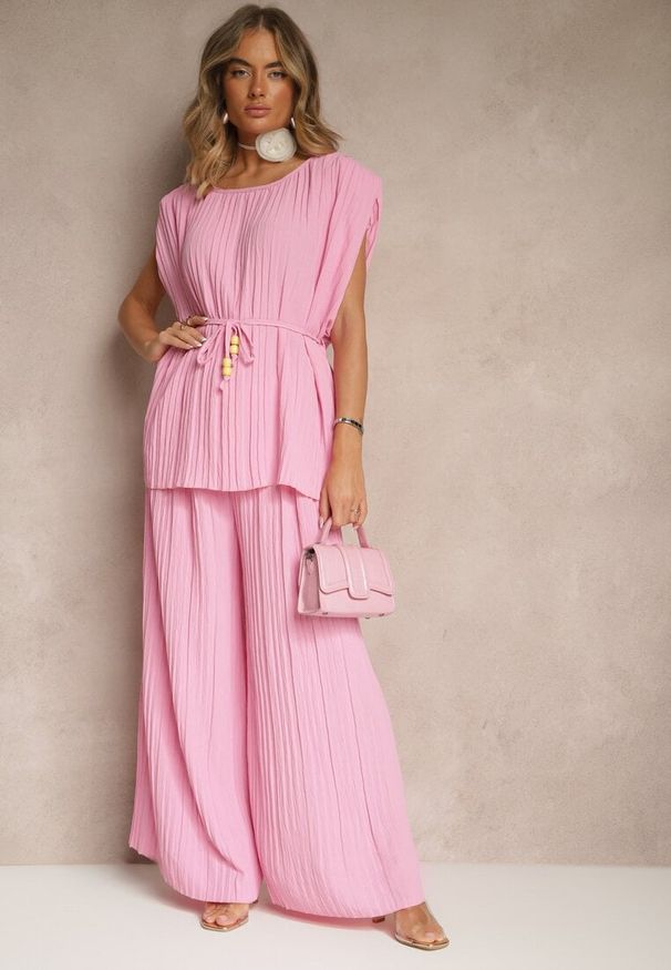 Renee - Różowy Komplet Spodnie o Szerokim Kroju i Bluzka z Usztywnioną Linią Ramion Nilamira. Kolor: różowy