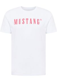 Mustang - MUSTANG Style Alex C LOGO Tee MĘSKI T-SHIRT KOSZULKA NADRUK LOGO General White 1013221 2045. Okazja: na plażę. Kolekcja: plus size. Materiał: jeans, bawełna, skóra. Długość: długie. Wzór: nadruk. Styl: retro, wizytowy #4