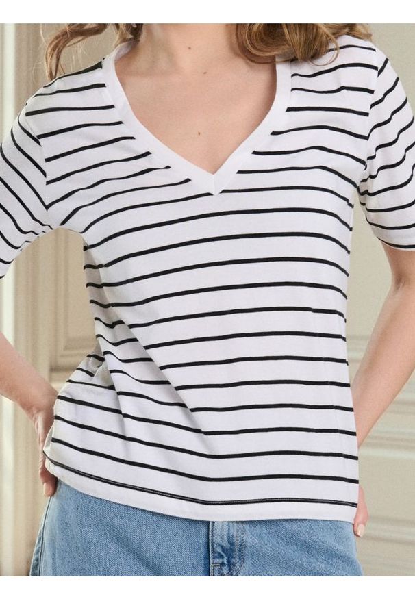 Sinsay - Bawełniana koszulka z dekoltem V - wielobarwny. Materiał: bawełna