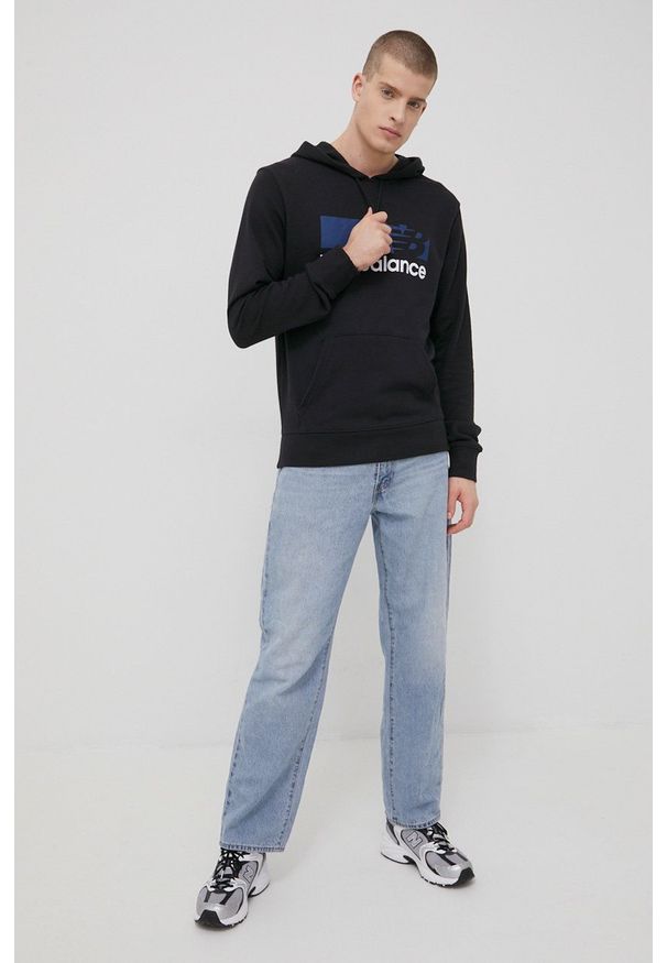 New Balance bluza MT13905BM męska kolor granatowy z kapturem z nadrukiem. Typ kołnierza: kaptur. Kolor: niebieski. Materiał: bawełna, dzianina. Wzór: nadruk