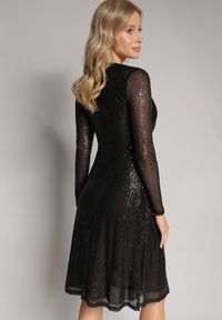 Born2be - Czarna Rozkloszowana Sukienka Midi w Cekiny Ocorna. Kolor: czarny. Typ sukienki: kopertowe. Długość: midi #5