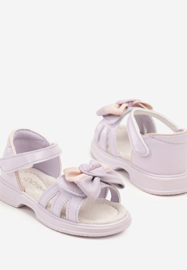 Born2be - Fioletowo-Różowe Sandały ze Skórzaną Wkładką Ozdobione Wycięciami i Kokardą Fenessela. Okazja: na co dzień, na imprezę. Zapięcie: rzepy. Kolor: fioletowy. Materiał: skóra. Wzór: aplikacja. Sezon: lato. Styl: casual, elegancki, wakacyjny
