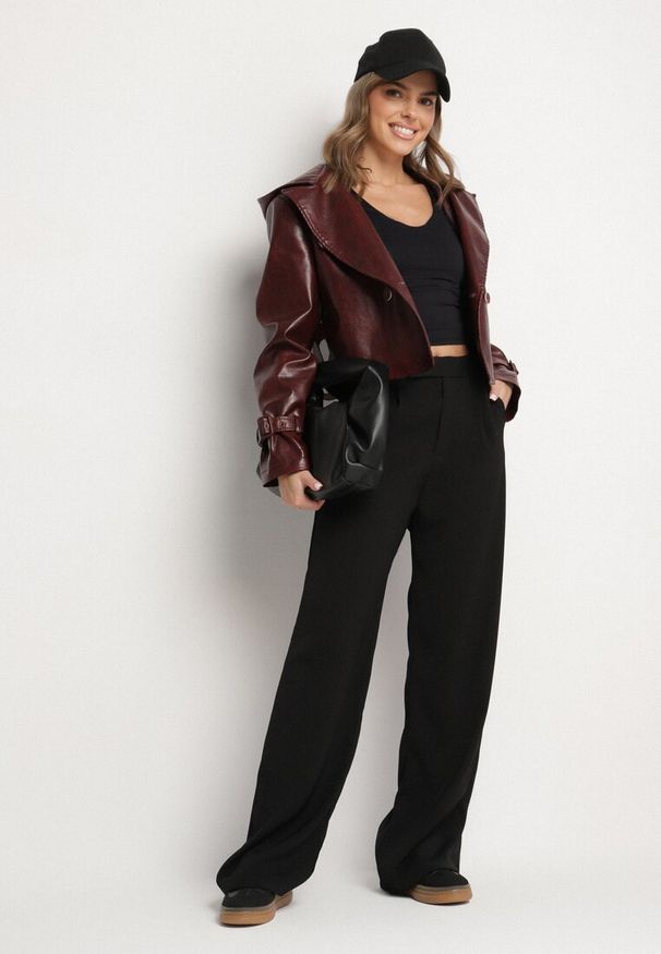 Born2be - Bordowa Krótka Kurtka Typu Trencz z Imitacji Skóry z Kapturem i Wiązanym Paskiem Nilianiela. Okazja: na co dzień. Typ kołnierza: kaptur. Kolor: czerwony. Materiał: skóra. Długość: krótkie. Wzór: paski. Styl: casual, elegancki, klasyczny