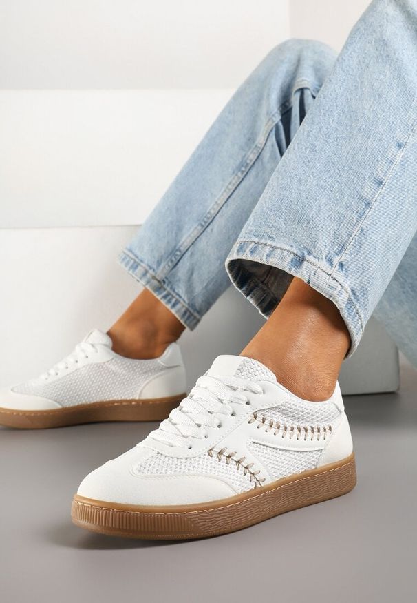 Renee - Białe Sneakersy w Stylu Klasycznych Tenisówek Zdobione Przeszyciami i Tweedem Koriznne. Okazja: na co dzień, na spotkanie biznesowe. Nosek buta: okrągły. Kolor: biały. Materiał: jeans. Szerokość cholewki: normalna. Wzór: aplikacja