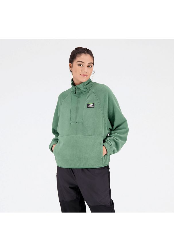 Bluza damska New Balance WT23509JD – zielona. Kolor: zielony. Materiał: polar, materiał, poliester. Wzór: napisy, aplikacja. Sezon: zima. Sport: turystyka piesza