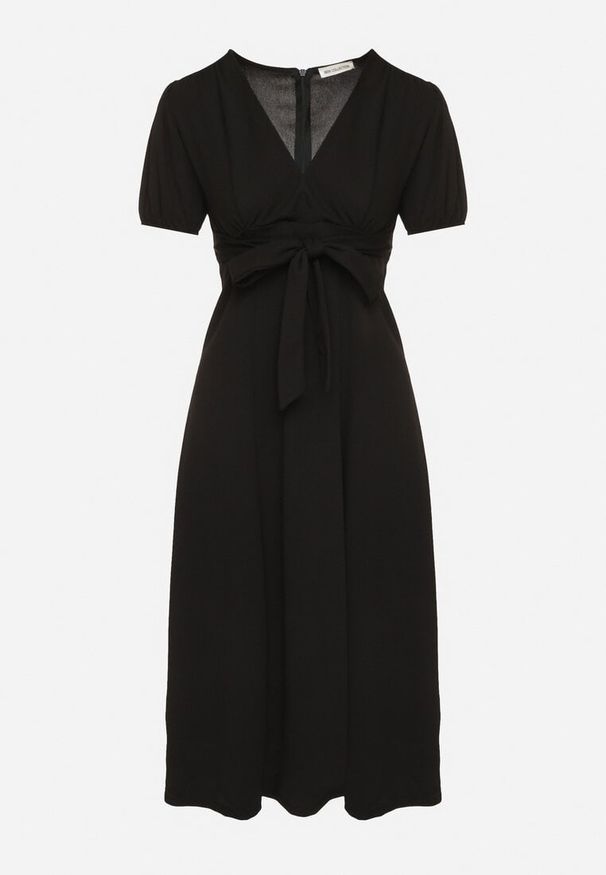 Born2be - Czarna Koktajlowa Sukienka o Rozkloszowanym Kroju z Wiązaniem Zilarie. Kolor: czarny. Styl: wizytowy