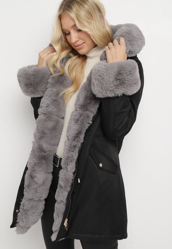 Born2be - Czarno-Szara Kurtka Parka z Futerkiem i Kapturem Aresja. Okazja: na co dzień. Kolor: czarny. Materiał: futro. Sezon: zima, jesień. Styl: casual