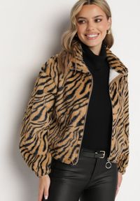 Born2be - Beżowa Futrzana Kurtka w Zebrę o Prostym Kroju ze Ściągaczem i Kieszeniami Velsomi. Kolor: brązowy. Materiał: futro. Wzór: motyw zwierzęcy. Styl: elegancki #6