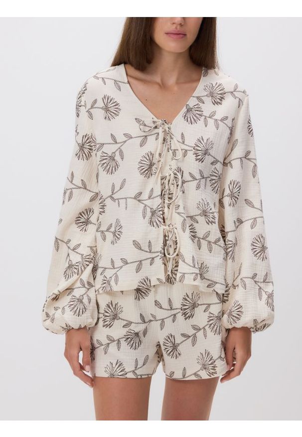 Reserved - Bluzka z wiązaniem z przodu - kremowy. Kolor: kremowy. Materiał: bawełna, tkanina