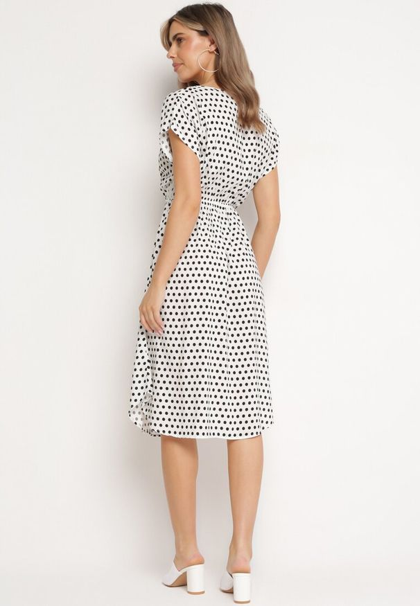 Born2be - Biała Bawełniana Sukienka z Gumką w Pasie i Falbanką Romilla. Kolor: biały. Materiał: bawełna. Sezon: lato. Styl: wizytowy