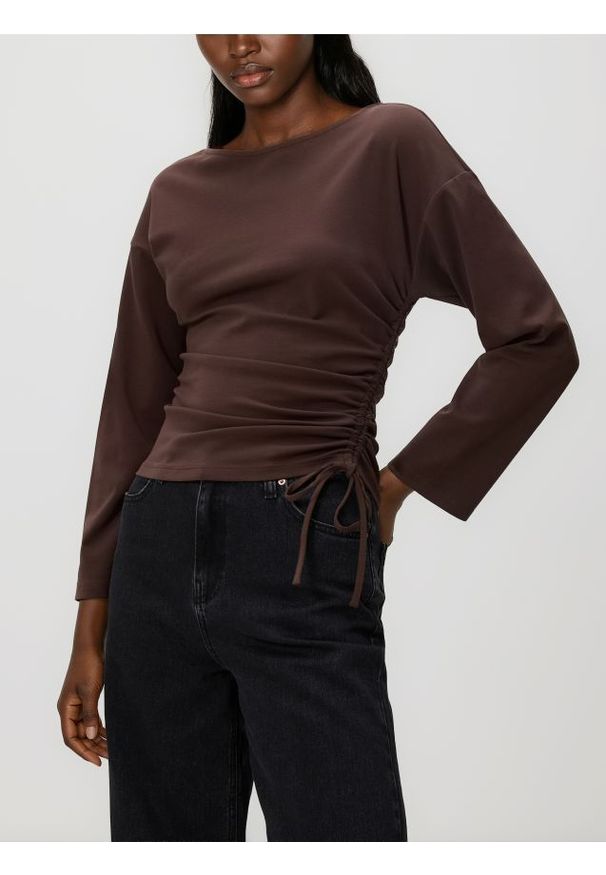 Reserved - Longsleeve z marszczeniem - ciemnobrązowy. Kolor: brązowy. Materiał: dzianina, bawełna. Długość rękawa: długi rękaw