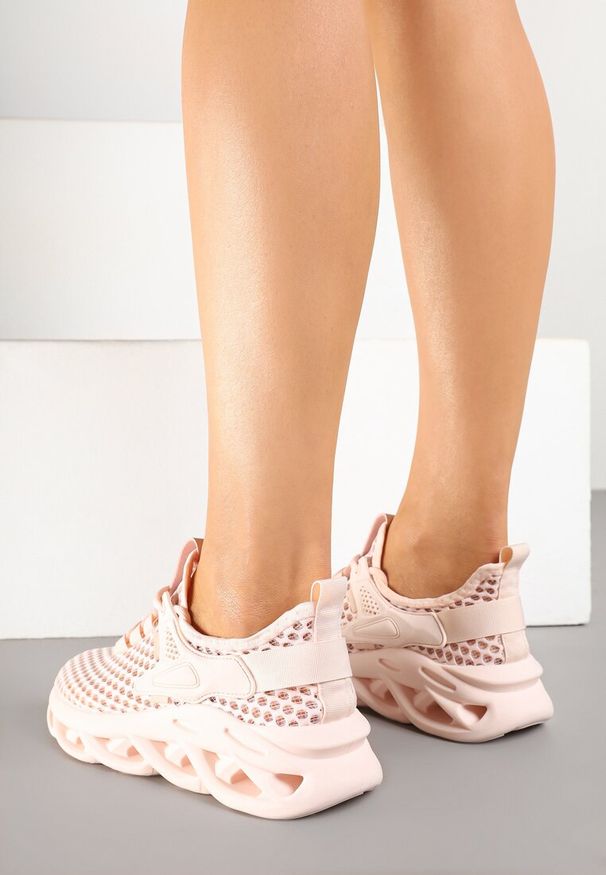 Renee - Różowe Buty Sportowe Sneakersy na Platformie Ozdobionej Tłoczeniem Teliriella. Okazja: na co dzień. Zapięcie: sznurówki. Kolor: różowy. Materiał: jeans. Wzór: aplikacja. Obcas: na platformie