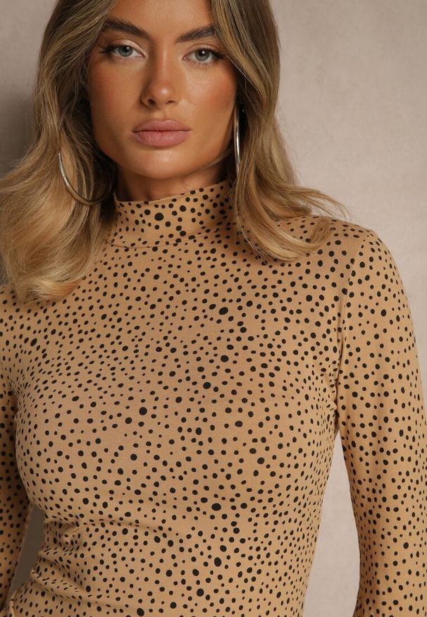 Renee - Brązowa Bawełniana Bluzka z Golfem Typu Longsleeve w Groszki Neatte. Okazja: na co dzień. Typ kołnierza: golf. Kolor: brązowy. Materiał: bawełna. Długość rękawa: długi rękaw. Wzór: grochy. Styl: casual, klasyczny