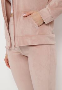 Born2be - Jasnoróżowy Komplet Dresowy z Welurowej Dzianiny z Bluzą i Spodniami Ariliv. Kolor: różowy. Materiał: dresówka, dzianina, welur #3