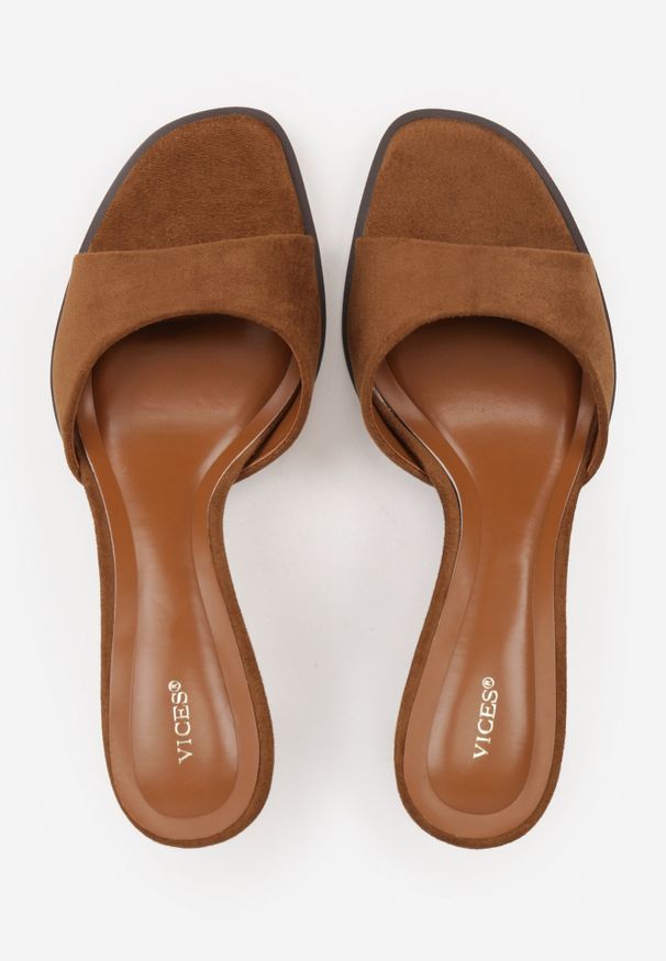 Renee - Jasnobrązowe Eleganckie Klapki VICES na Niskiej Szpilce z Imitacji Zamszu Hartar. Kolor: brązowy. Materiał: zamsz. Obcas: na obcasie. Styl: elegancki. Wysokość obcasa: średni