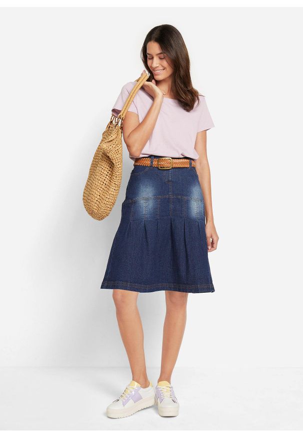 bonprix - Spódnica dżinsowa z zakładkami i wygodnym paskiem, fason o linii litery A. Kolor: niebieski. Materiał: bawełna