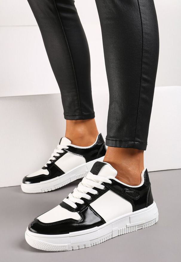 Renee - Biało-Czarne Sneakersy na Niskiej Platformie z Brokatem Nuera. Okazja: na co dzień. Kolor: biały. Obcas: na platformie