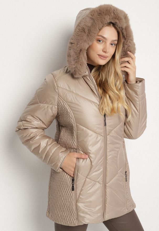 Born2be - Brązowa Kurtka z Pikowanymi Przeszyciami i Kapturem z Futerkiem Vevea. Okazja: na spotkanie biznesowe, do pracy, na co dzień, na spacer. Kolekcja: plus size. Kolor: brązowy. Materiał: futro. Styl: biznesowy, casual, elegancki