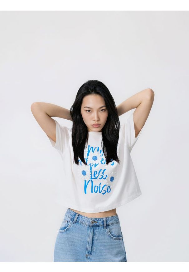 Reserved - Bawełniany t-shirt z aplikacją - biały. Kolor: biały. Materiał: bawełna. Wzór: aplikacja