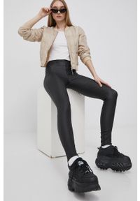 JDY spodnie damskie kolor czarny dopasowane high waist. Stan: podwyższony. Kolor: czarny. Materiał: tkanina