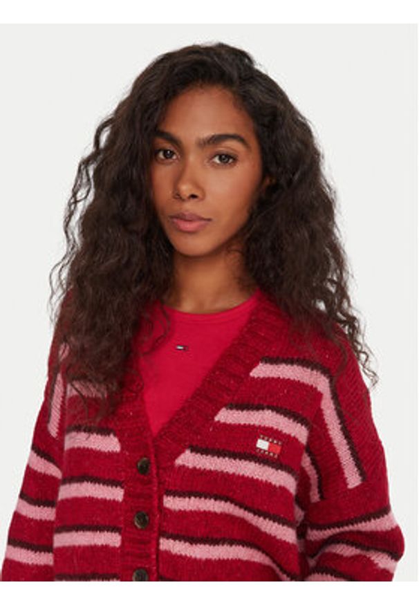 Tommy Jeans Kardigan Badge DW0DW21678 Czerwony Relaxed Fit. Kolor: czerwony. Materiał: syntetyk