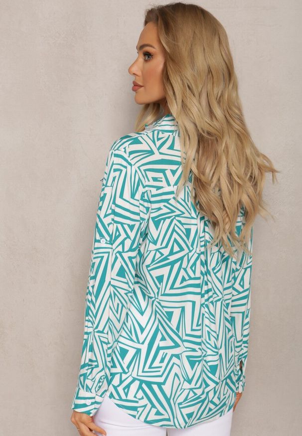 Renee - Zielono-Biała Koszula z Wiskozy w Geometryczny Print Jacelyn. Okazja: na co dzień. Typ kołnierza: dekolt w serek, kołnierzyk klasyczny. Kolor: zielony. Materiał: wiskoza. Wzór: geometria, nadruk. Styl: elegancki, casual, klasyczny