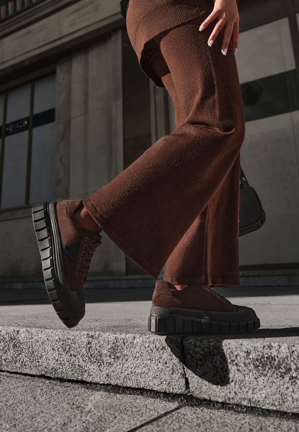 Born2be - Brązowe Sneakersy Vices na Grubej Podeszwie z Geometryczną Aplikacją Leanae. Kolor: brązowy. Materiał: jeans. Wzór: aplikacja, geometria