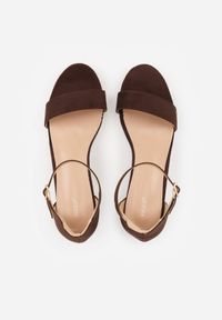 Born2be - Ciemnobrązowe Sandały Vices na Obcasie w Klasycznym Stylu Jelhiris. Okazja: na ślub cywilny, na wesele. Zapięcie: sprzączka. Kolor: brązowy. Obcas: na obcasie. Styl: klasyczny. Wysokość obcasa: średni #4