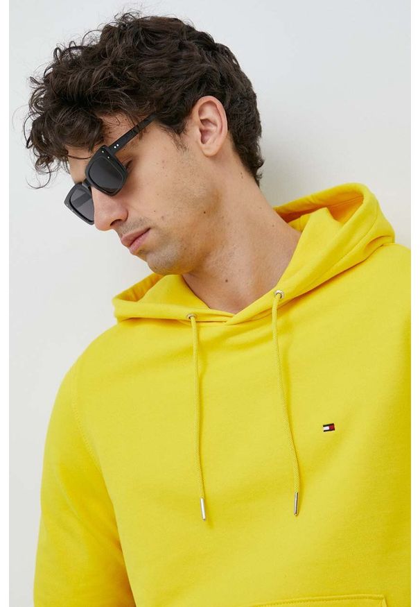 TOMMY HILFIGER - Tommy Hilfiger bluza męska kolor żółty z kapturem gładka. Typ kołnierza: kaptur. Kolor: żółty. Materiał: bawełna, materiał. Długość rękawa: długi rękaw. Długość: długie. Wzór: gładki